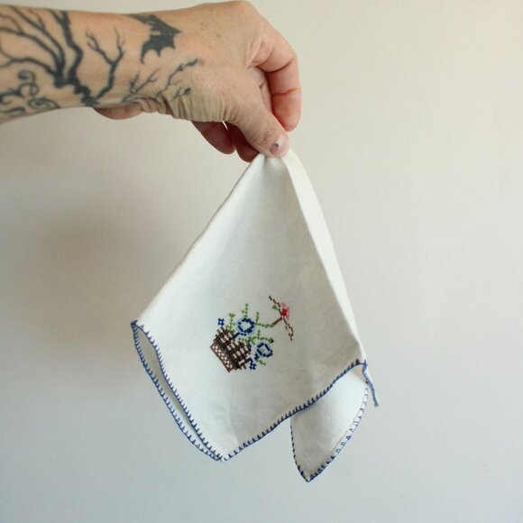 Vintage 1940s 1950s Napkin Embroidered Flower Basket Linen Doily or Table Topper - Picture 10 of 10